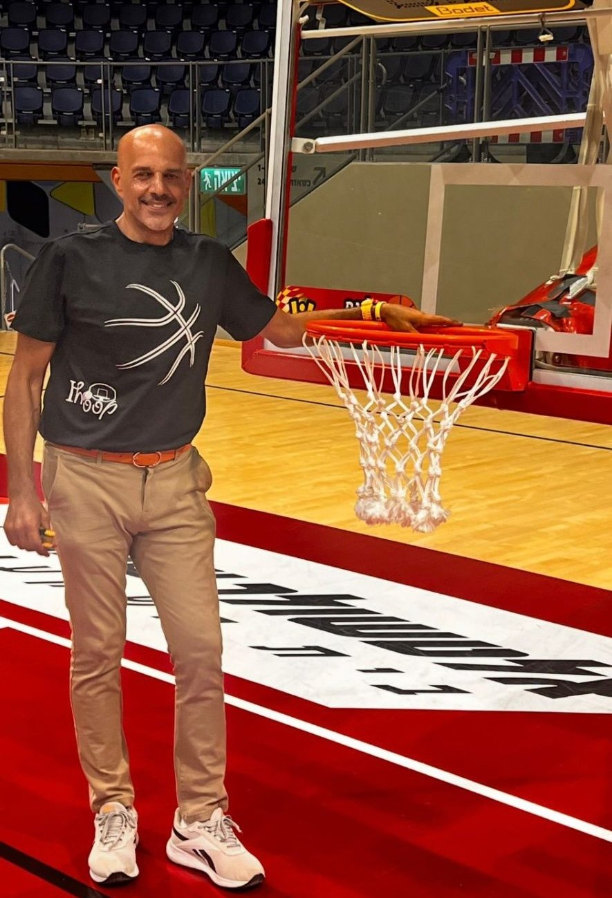 המייסד של iHoop באולם מקצועי לצד רשת מותקנת